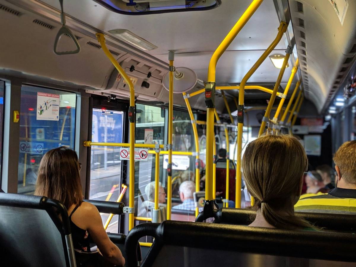 "Fatti i c…. tuoi, facciamo quello che vogliamo", giovane autista del bus presa di mira da cinque maranza stranieri