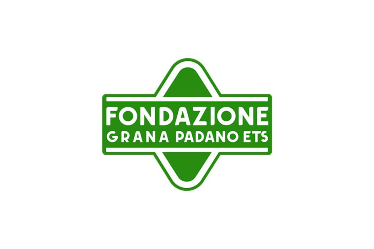 Tavolo di lavoro con disegni di design sostenibile, materie prime agroalimentari e materiali ecocompatibili