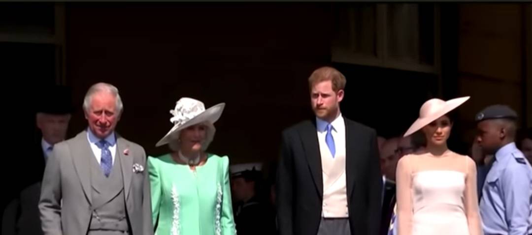 La segretezza, l’assenza di William e Kate, l’avvertimento di Camilla: i retroscena dell’incontro tra i Sussex e Carlo III