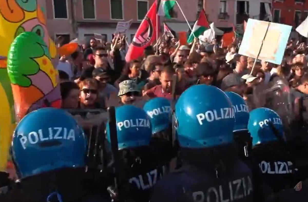 Venezia, assalto dei centri sociali contro l’ambasciatore Usa: scontri davanti al maxi yacht