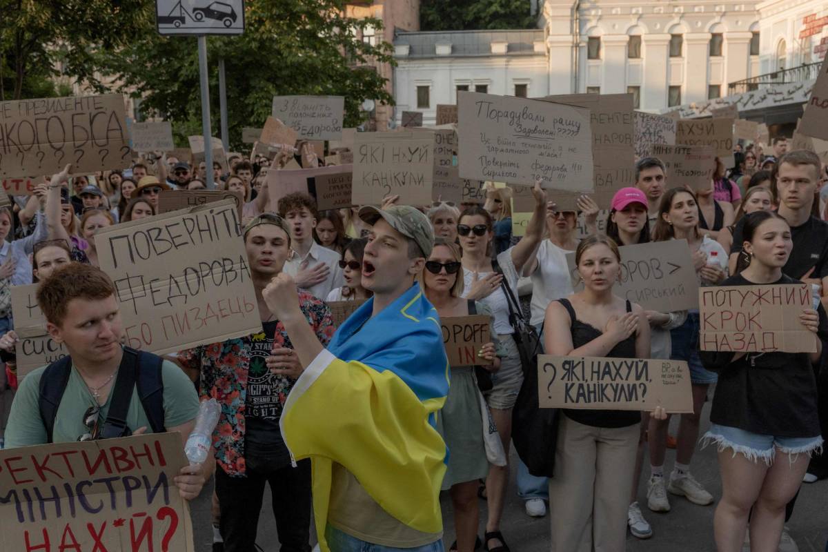 Kiev sfida Zelensky: migliaia in piazza per Fedorov, il ministro della Difesa simbolo della guerra tecnologica