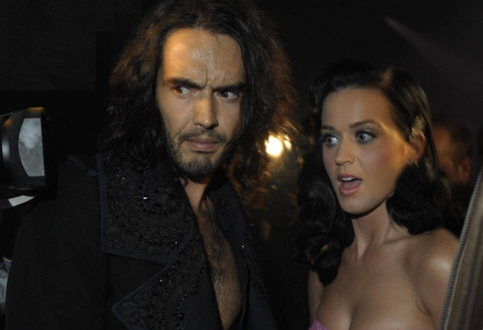 Il colpo di fulmine sul set, le nozze in India, l’addio con un sms: la storia tra Katy Perry e Russell Brand