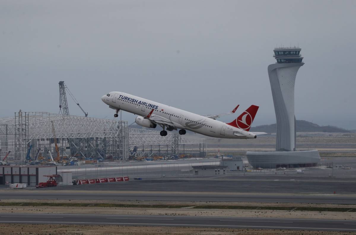 Rifiuta di sedersi accanto a una donna in aereo e schiaffeggia la hostess: denunciato turco con passaporto tedesco