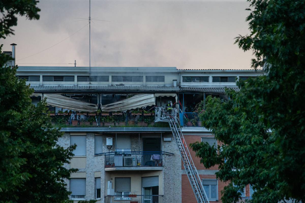 Incendio in uno stabile a Milano, morti una donna e un uomo