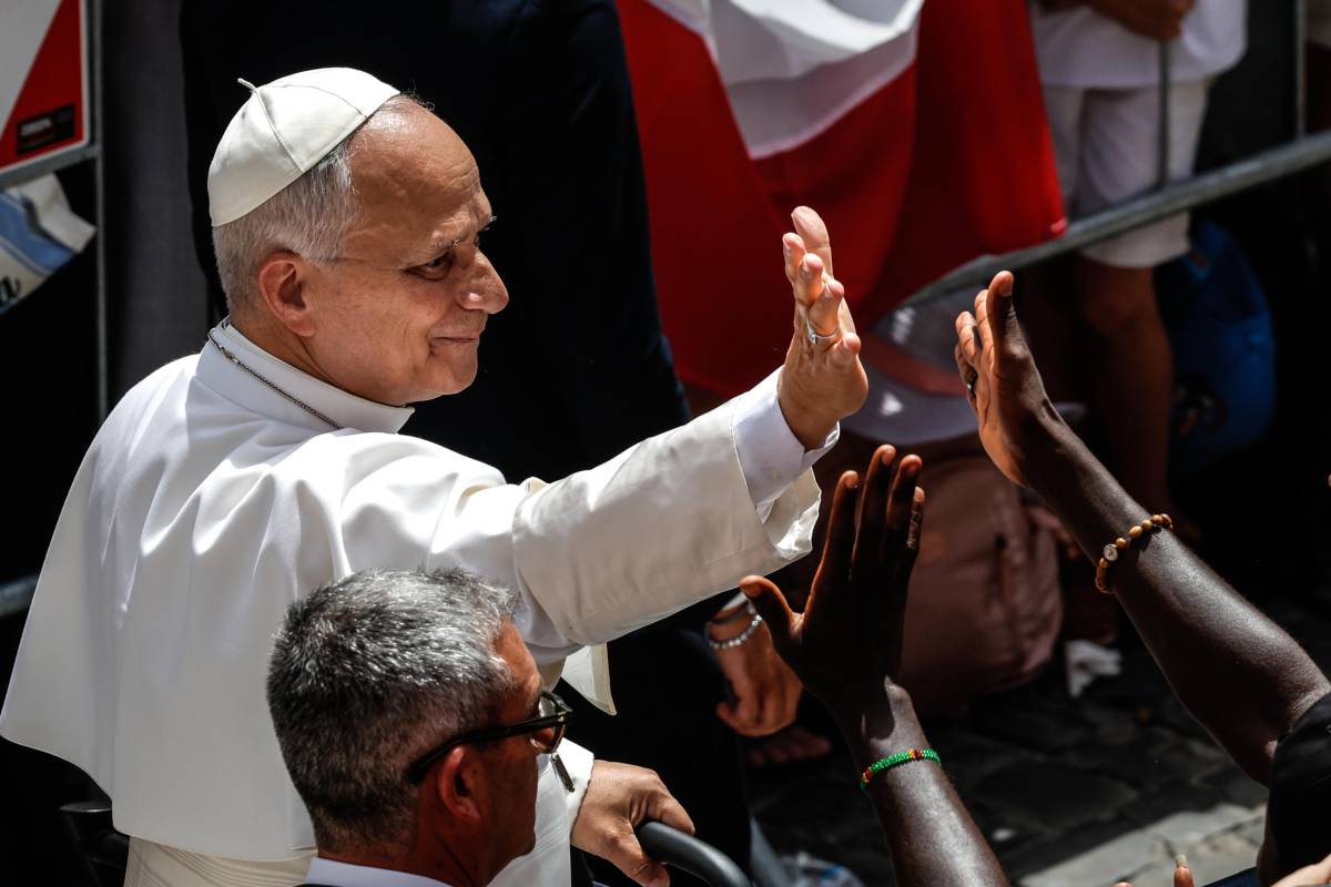 L'angelus di Leone: "Dio non si impone con la forza. La Chiesa si faccia piccola"