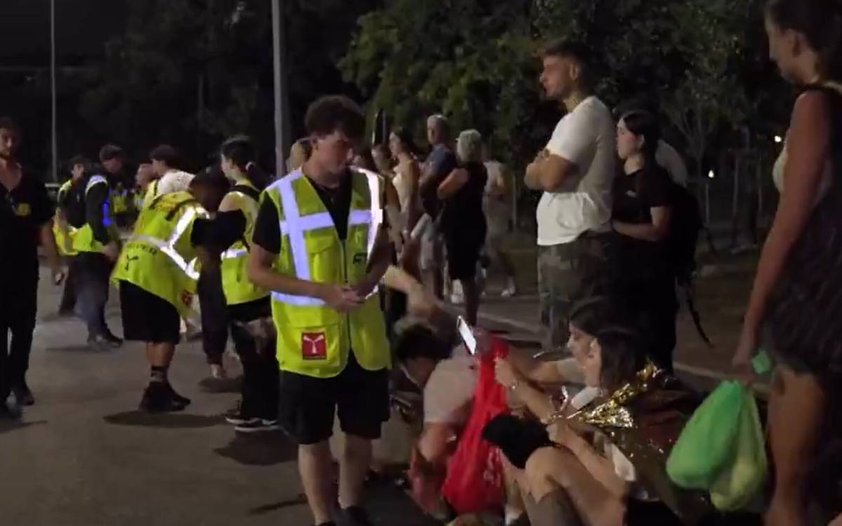 La grandine, i fan feriti, la rabbia: cos’è successo al concerto di Bad Bunny fermato dal maltempo