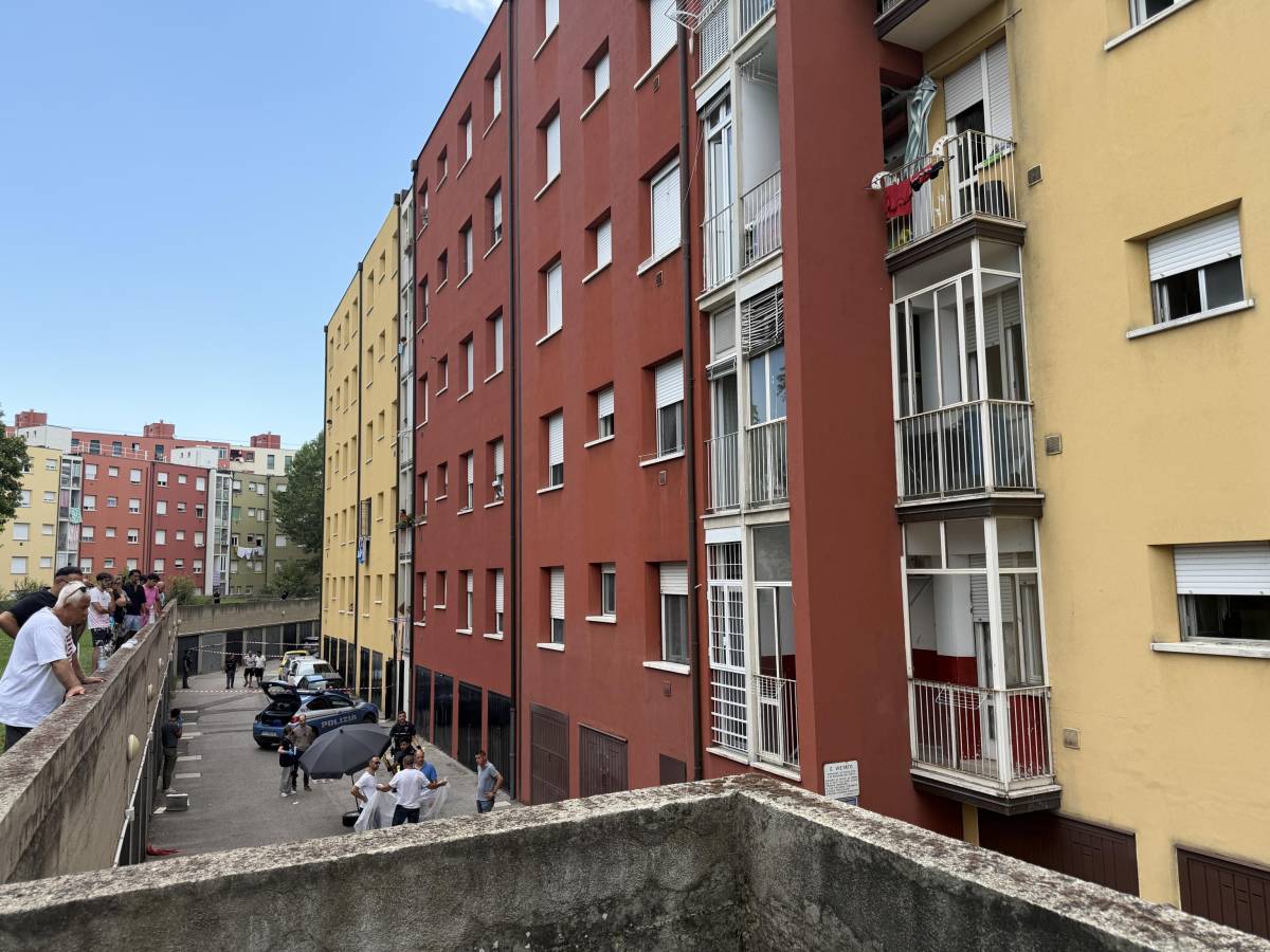 Bologna, muore mentre viene bloccato dalla polizia nel quartiere Pilastro: il video