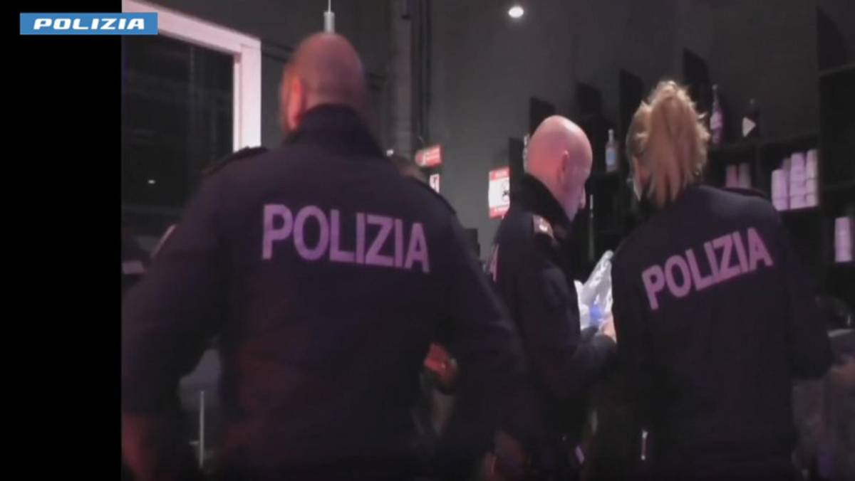 Distrugge il pronto soccorso, abbatte i cartelli con una spranga e picchia i poliziotti: arrestato un egiziano