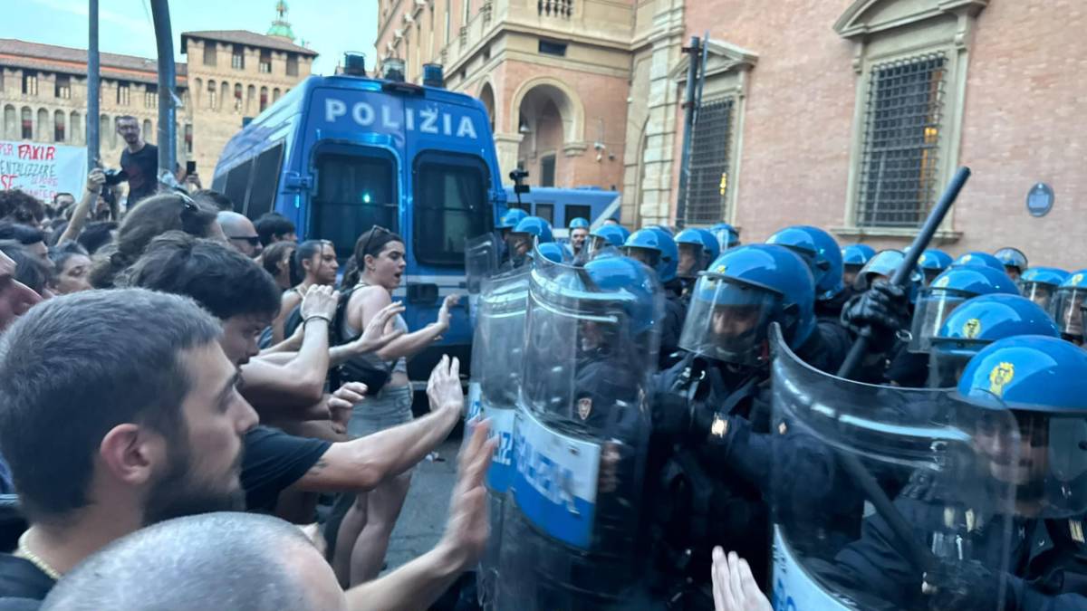 Bologna, scontri al corteo per Fakir: lancio di bottiglie e bombe carta, la polizia carica gli antagonisti. Cori contro gli agenti: "Assassini"