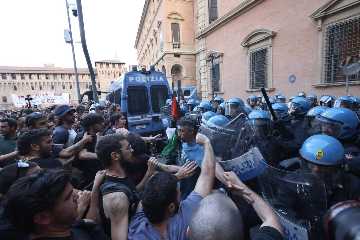 La sinistra: "Polizia assassina". E i centri sociali vanno all'attacco