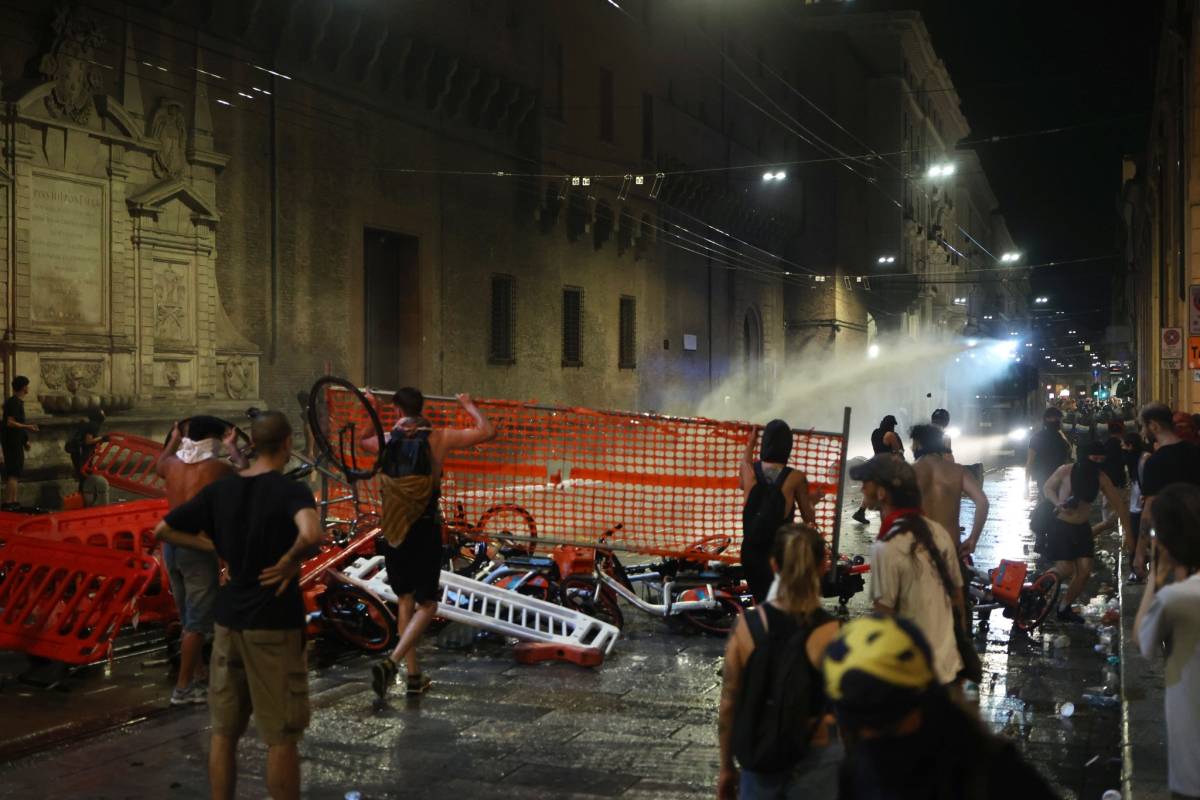 Oltre 50 feriti tra le forze dell'ordine, caos e auto bruciate. Ecco il bilancio della caccia all'agente dopo la manifestazione Pd