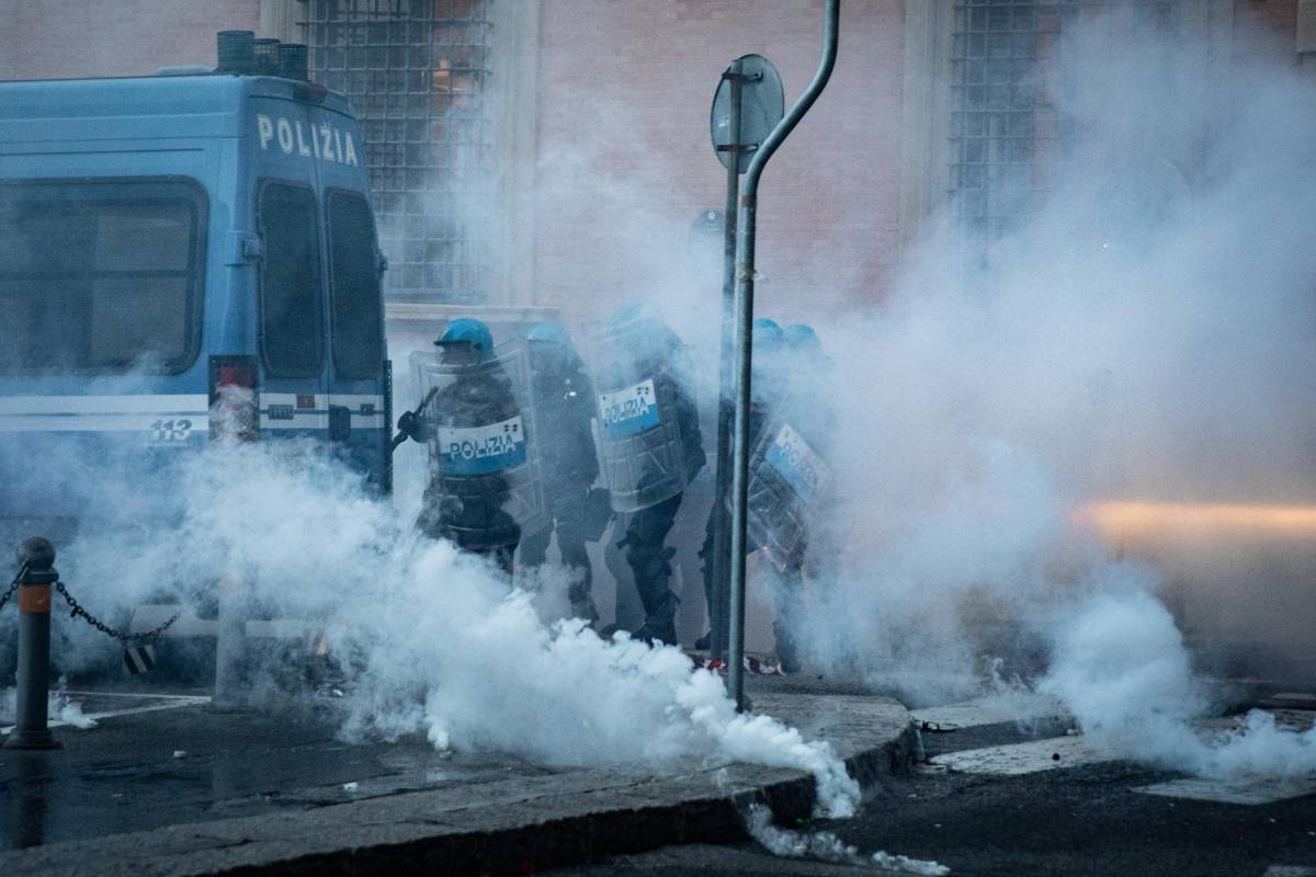 Bologna a ferro e fuoco, bufera su Lepore: "Deve dimettersi". Salvini: “Sinistra irresponsabile”