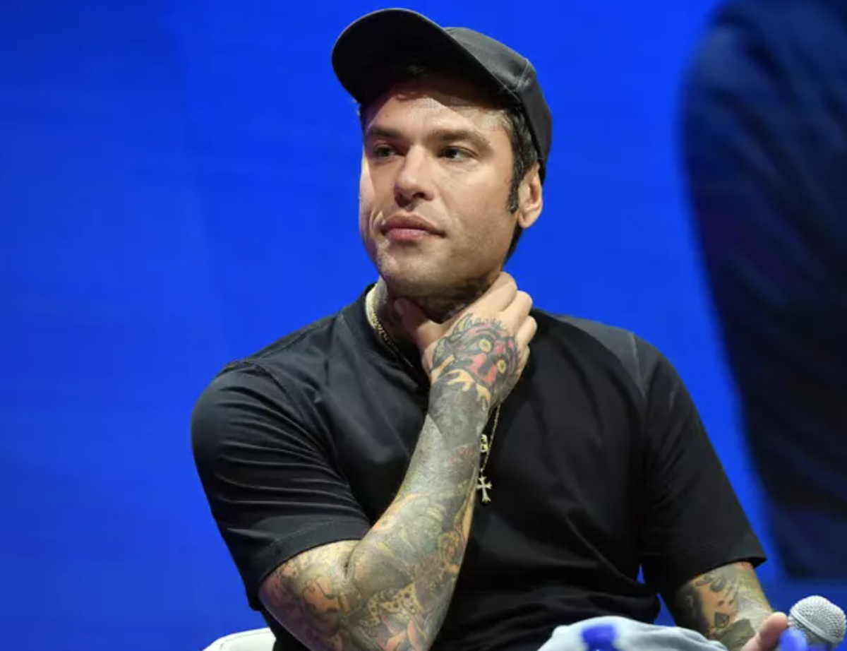 Fedez resta ricoverato in ospedale dopo il malore: come sta il rapper e cosa è successo
