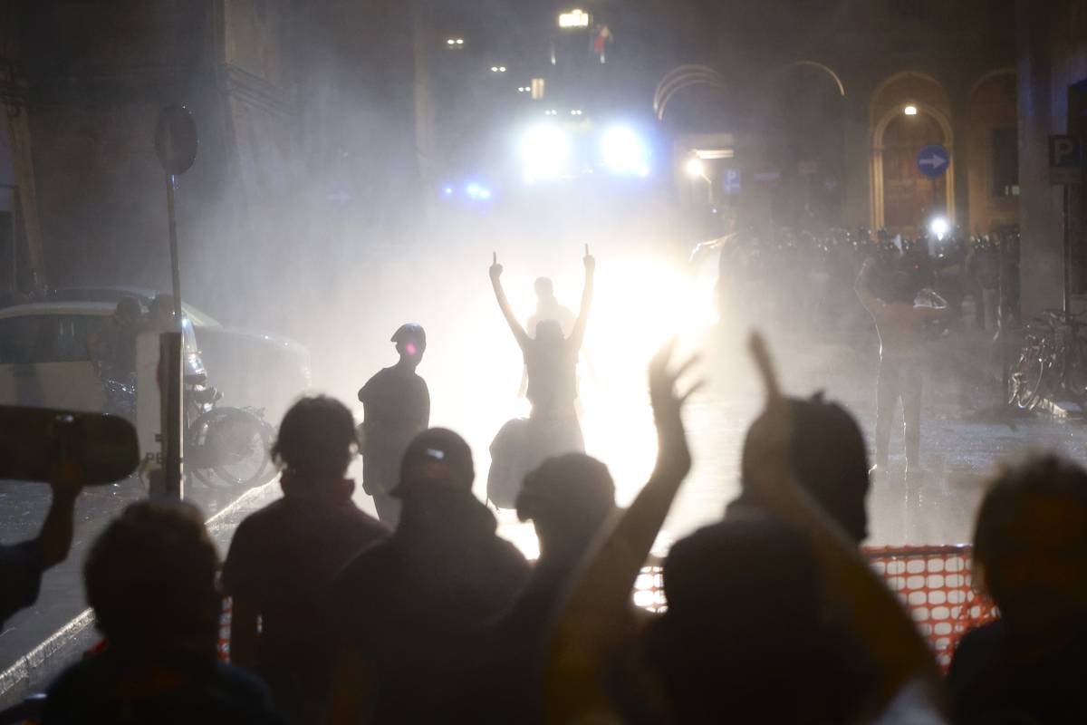 Bologna a ferro e fuoco, ma la sinistra coccola i violenti nel silenzio della Schlein