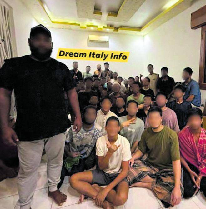 La via dei bengalesi e il soccorso delle ong. Ecco rotte e tariffe dell'invasione record