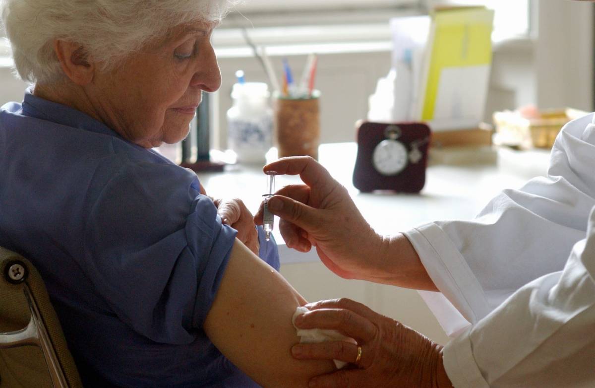 Influenza, pronti i vaccini: "Gli over 65 devono farli"