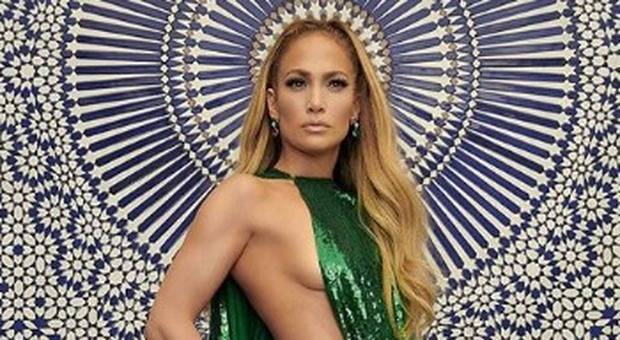 Jennifer Lopez, a 49 anni super sexy per “InStyle”