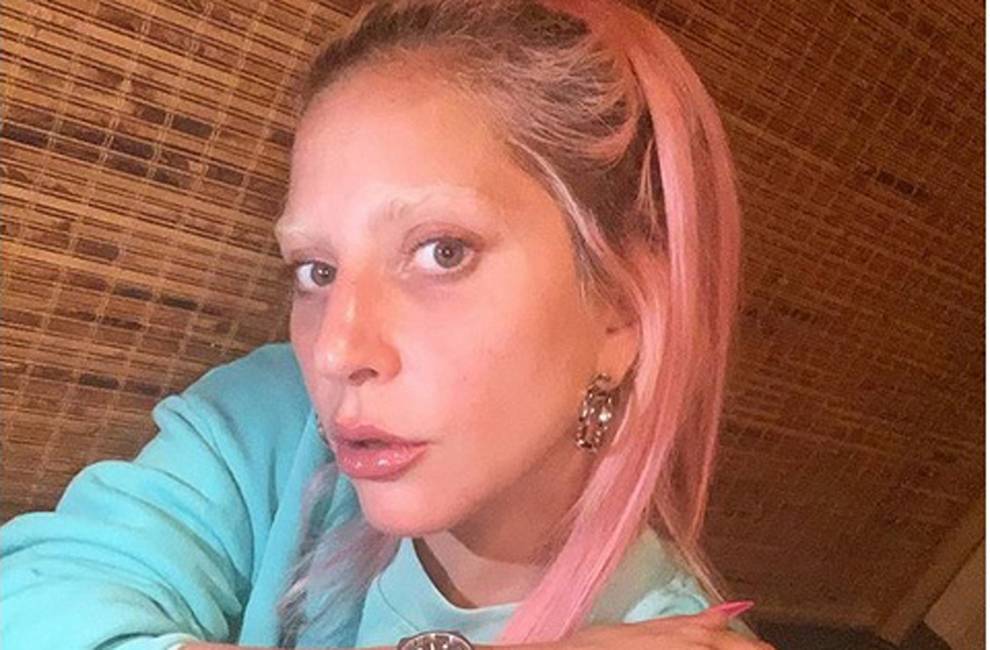 Lady Gaga stupisce: selfie senza trucco e senza sopracciglia 