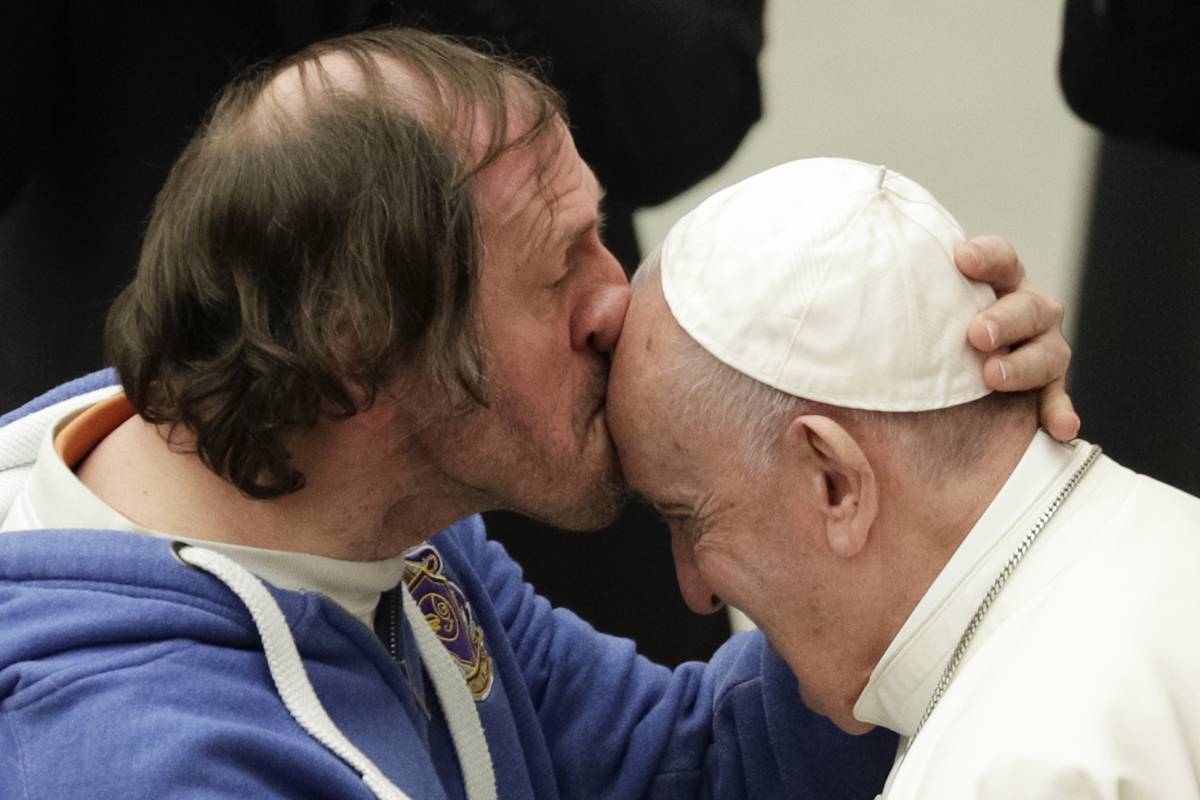 Dallo schiaffo al bacio in fronte: quel Papa "fisico" così umano