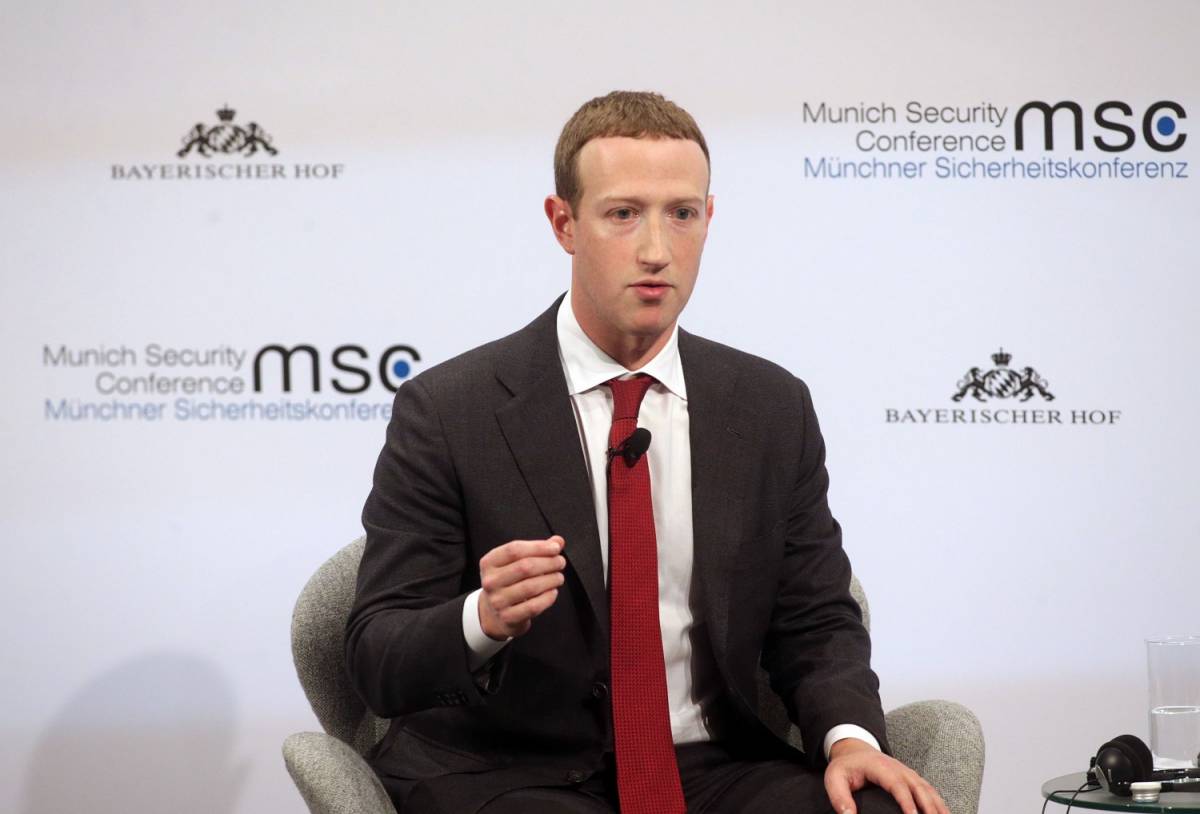 Mark Zuckerberg assume staff per asciugargli le ascelle