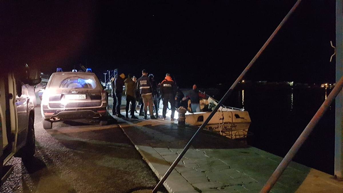 Migranti, sbarco nella notte a Lampedusa