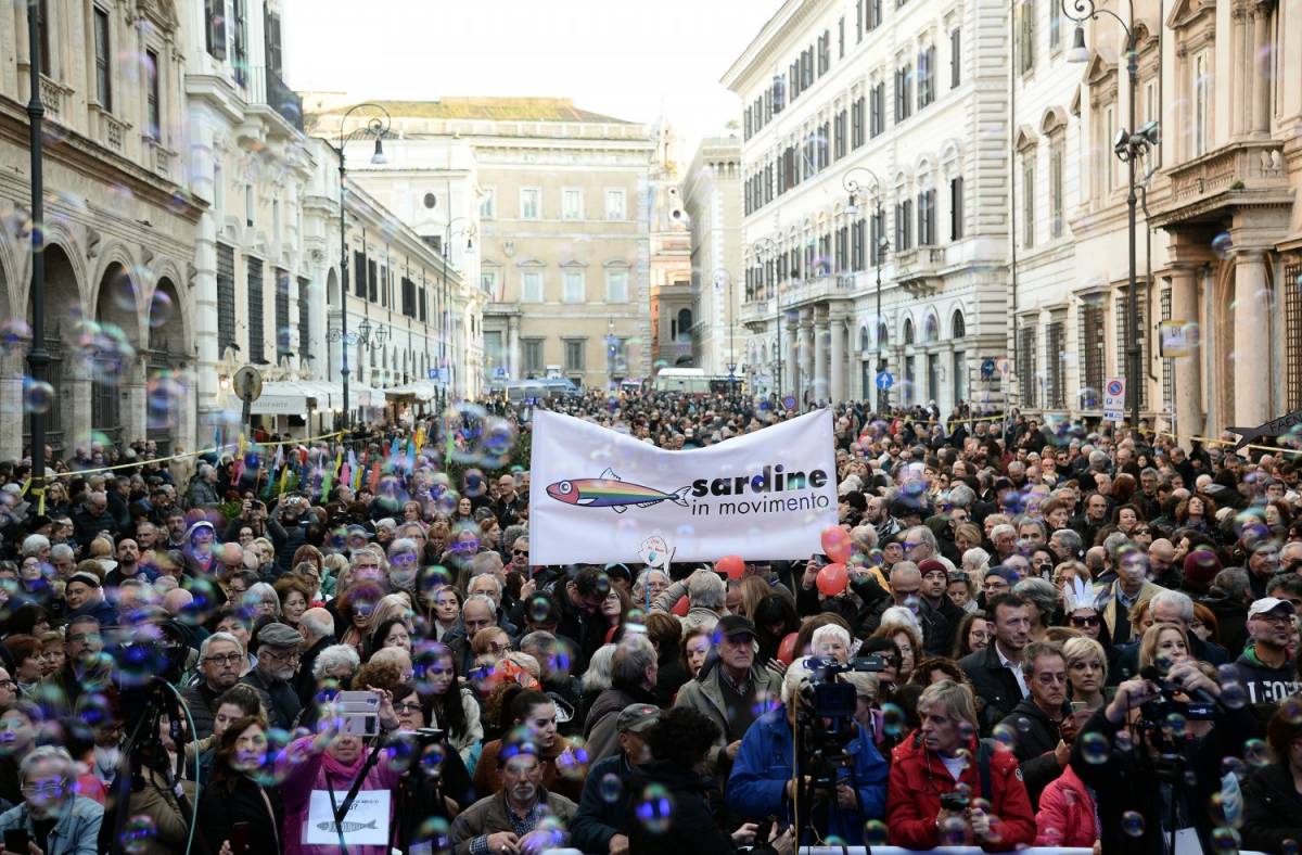 A Roma le sardine scoppiate: sul palco non ci sono i leader