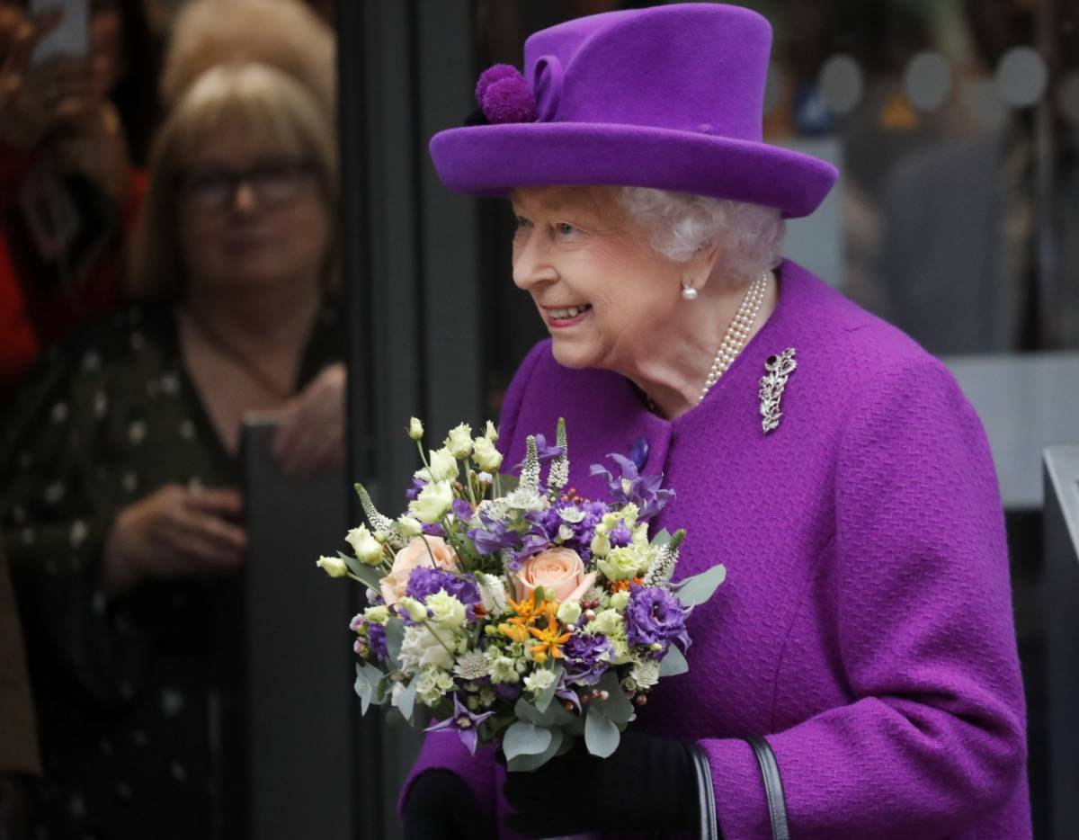 La regina Elisabetta visita a sorpresa il quartier generale del “MI5”