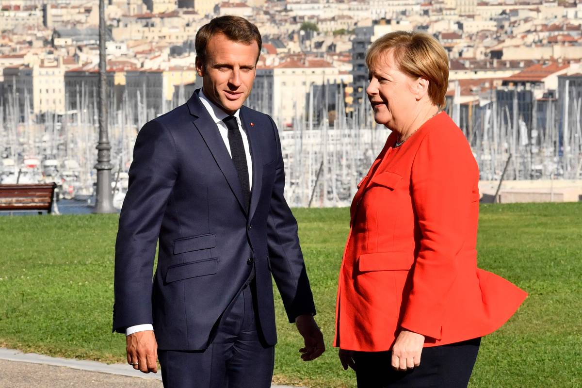 Il piano di Macron e Merkel per togliere fondi Ue all'Italia