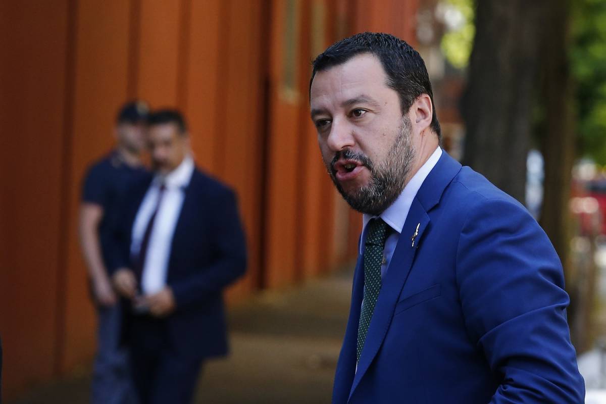 Le rassicurazioni di Salvini: "Io sto bene. Grazie a chi combatte in corsia e con offerte"