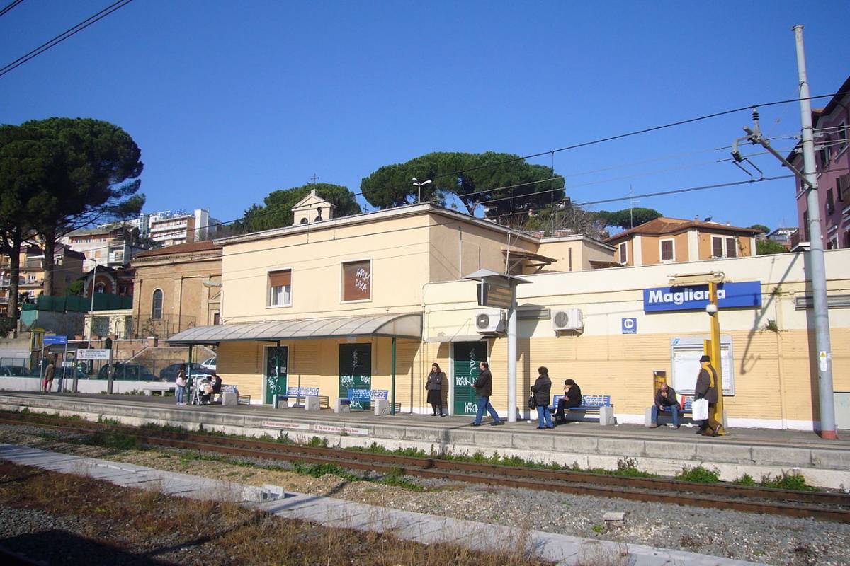 Roma, pestano e rapinano uomo sul treno: fermata gang di romeni