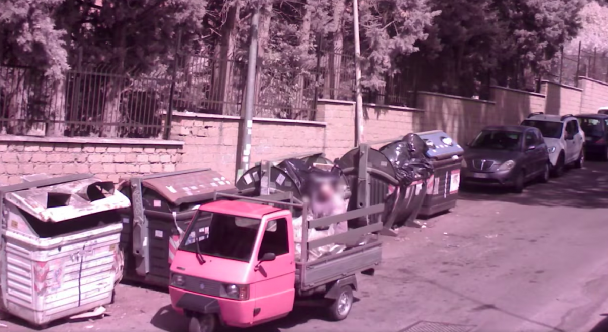 Roma, uomo getta rifiuti vicino ai cassonetti: denunciato e multato