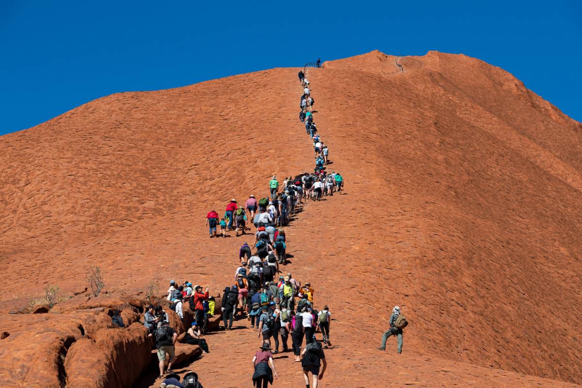 La chiusura di cima Uluru non piace agli australiani
