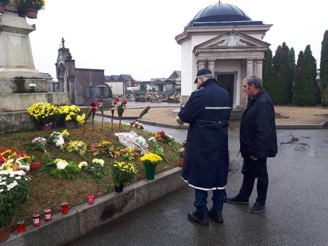 Venaria, il sindaco grillino butta i fiori dei caduti della Repubblica Sociale