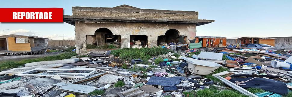Una discarica di rifiuti e le baracche dei rom nella villa confiscata alla camorra