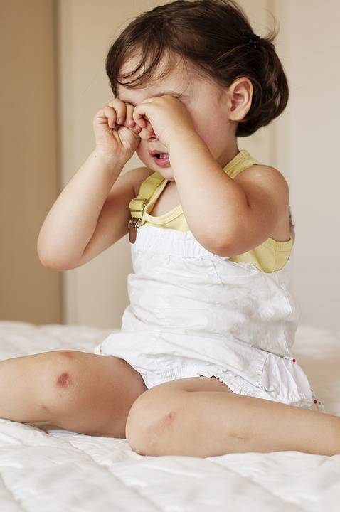 Letti e divani sono pericolosi per i bimbi più piccoli