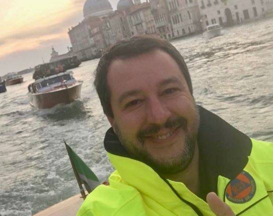 "Il maltempo e sorridi?". Ora gli haters di Salvini lo attaccano per una foto