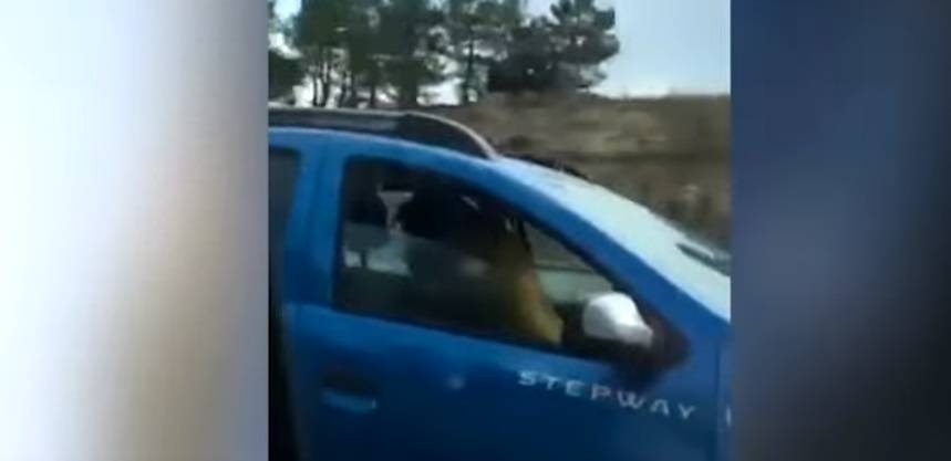 Coppia fa sesso in auto mentre percorre l'autostrada