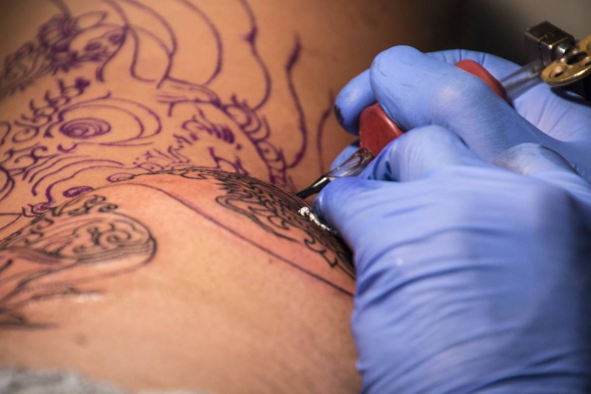Spende 20.000 sterline per ricoprire il suo corpo di tatuaggi