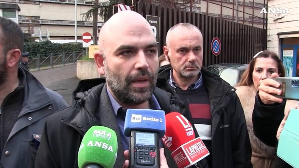 "Meloni mente, sono ambulanze". Saviano sta con i taxi del mare