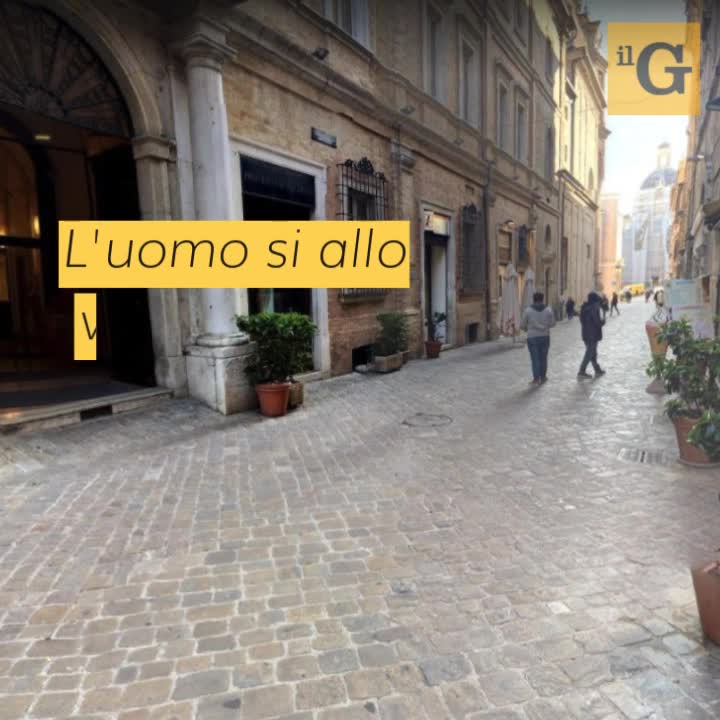 Aggredisce barista e due clienti di un bar, poi ferisce 3 poliziotti: fermato 58enne