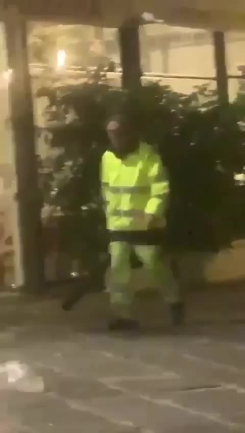 Il video dell'aggressione all'operatore ecologico