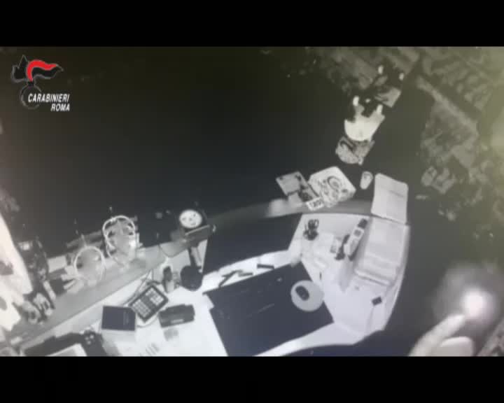 La "gang delle serrande": baby ladri rom in azione a Centocelle
