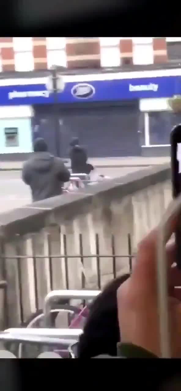 Un Uomo Accoltella I Passanti E Londra Sprofonda Nel Terrore Ilgiornale It