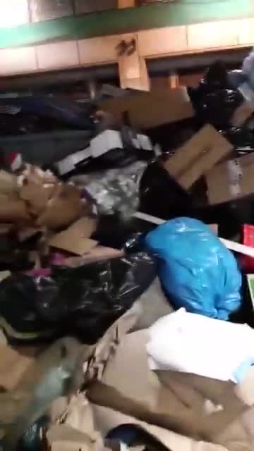 I cumuli di rifiuti abbandonati nel piano interrato del Centro direzionale