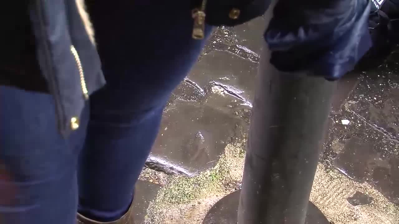 A Napoli, tra topi e rifiuti il vicolo-discarica nel centro storico