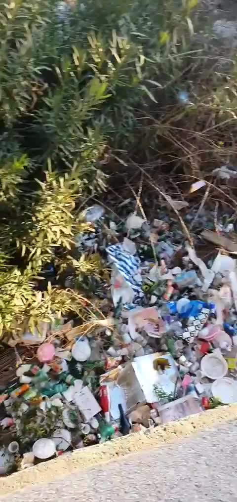 Discariche in via Aniello Falcone dove imperversa la movida notturna
