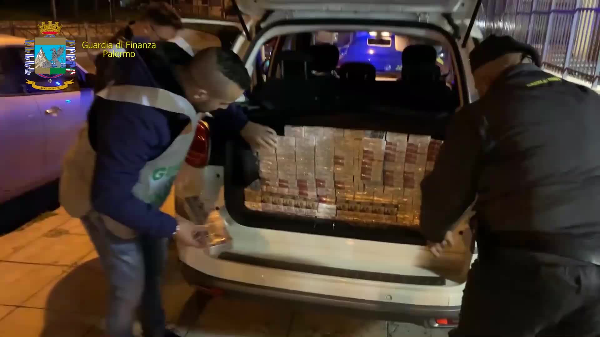 Scatta il controllo sull'auto: nel bagagliaio 500 stecche di sigarette