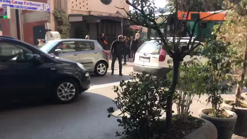 Anche per le strade di Giugliano in Campania la sosta selvaggia blocca i bus