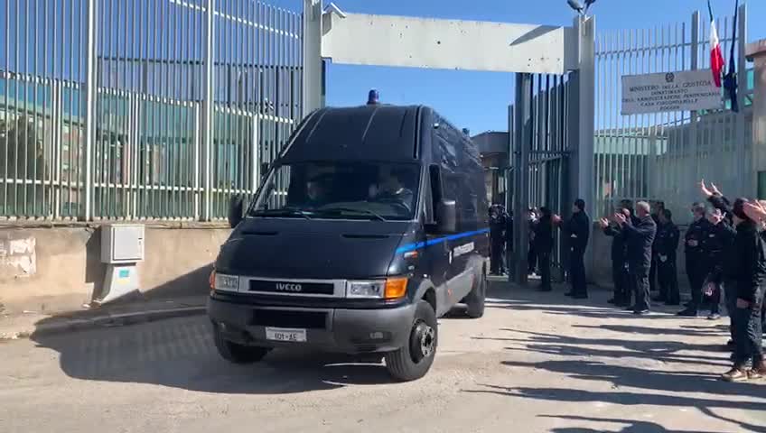 Foggia, rivolta in carcere: l'omaggio alla polizia penitenziaria