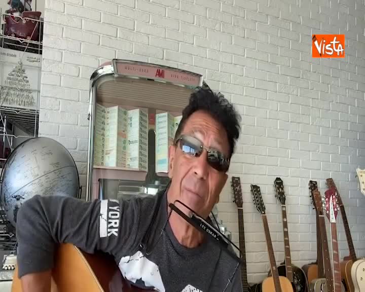 ‘Bravi ragazzi’, la canzone del 1974 di Bennato riproposta per il coronavirus